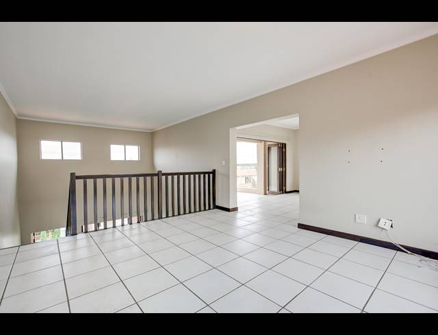 2 BEDROOM PENTHOUSE FOR SALE IN SUNNINGHILL